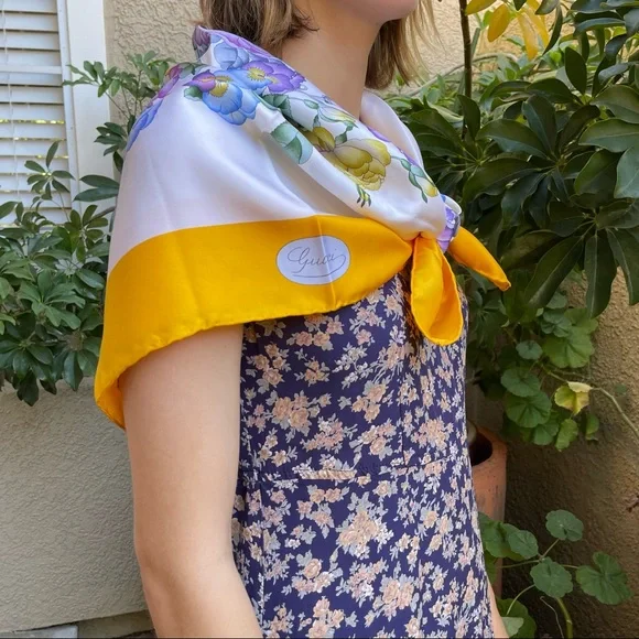 New in box vintage multicolored Gucci silk scarf - Picture 6 of 16